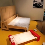 アイノ・アアルトは社会貢献への思いが強く、当時は珍しかった子ども向けの家具を数多く開発した。折りたためるベッドが並ぶ＝神戸市中央区脇浜海岸通１、兵庫県立美術館