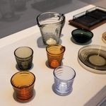 アイノ・アアルトがデザインしたガラス器「ボルゲブリック」などが並ぶ＝神戸市中央区脇浜海岸通１、兵庫県立美術館