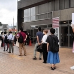 「豊岡演劇祭」で会場前に列をつくる来場者ら＝２０２０年９月、豊岡市立野町