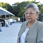 原爆供養塔を訪れた近藤紘子さん＝６日午前、広島市の平和記念公園