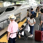 お盆の帰省シーズンを迎え、新幹線の到着を待つ人たち＝７日午前、神戸市中央区加納町１、ＪＲ新神戸駅（撮影・坂井萌香）
