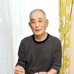 届いた原爆症認定書を手に思いを語る高橋一有さん＝三木市内