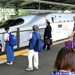 新型コロナの影響で判断を迷う人も多い中、帰省時期を迎えた＝７日午前、神戸市中央区加納町１、ＪＲ新神戸駅（撮影・坂井萌香）