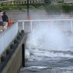 台風９号の影響で、神戸市内にも暴風・波浪警報が出され、波が打ち付ける岸壁＝９日午前１０時４０分、神戸市中央区波止場町（撮影・鈴木雅之）