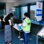 神戸市役所１号館２４階に開設されたワクチン集団接種会場で、展望ロビーに設けられた受付場所＝中央区加納町６