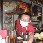 「お客さんとの一期一会を大切にしたい」と話す藤原良太さん＝広島市中区紙屋町