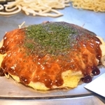 最もスタンダードなへんくつやのメニュー「そば肉玉入り」＝広島市中区新天地