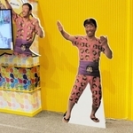 「変なおじさん」の衣装と写真パネル＝大阪市中央区
