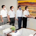 酒類提供禁止に対し、さらなる県独自支援を斎藤元彦知事（右端）に要望する県議会５会派の議員ら＝11日午後、兵庫県庁