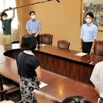 新県政推進室の初会合で訓示する斎藤元彦知事（右から２人目）＝１１日午前、兵庫県庁