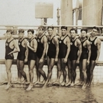日の丸のユニホーム姿で仲間と写真に納まる土井修爾選手（右端、佐々木叔子さん提供）