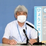 新型コロナウイルスの感染状況について発表する兵庫県感染症対策課の西下重樹課長＝１３日午後、兵庫県庁