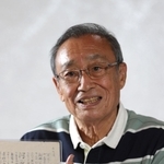 河石達雄さん。水が不足した硫黄島の戦いを思い、氷水を毎日、父の遺影に供えている＝尼崎市内（撮影・小林良多）