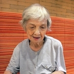 昔の写真を見ながら戦時中の思い出を語る吉田敦子さん＝神戸市内