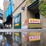 ３日連続で日程が順延され、閑散とする甲子園球場の外周＝１４日午後、西宮市甲子園町（撮影・吉田敦史）