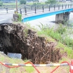 大きく陥没した道路＝１５日午後６時４７分、兵庫県宍粟市一宮町安積