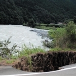大きく陥没した道路＝１５日午後６時４７分、兵庫県宍粟市一宮町安積