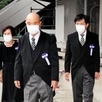 没者追悼式の会場に向かう柿原啓志さん（中央）ら兵庫県の遺族＝１５日午前、東京都千代田区、日本武道館