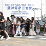 感染拡大が続く中、神戸・三宮周辺では、多くの若者や買い物客らが行き交った＝１６日午後、神戸市中央区（撮影・秋山亮太）