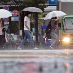 雨が降り続いた神戸の市街地＝１７日午前、神戸市中央区東川崎町１（撮影・中西幸大）