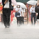 激しい雨に見舞われた神戸の市街地＝１７日午後、神戸市中央区元町通１（撮影・秋山亮太）