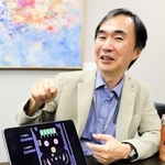 自身がプログラミングした「ピンボール」の画面を見せながら当時を振り返る松岡さん＝神戸市中央区港島南町７、理化学研究所計算科学研究センター