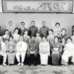 田中静壱（前列中央）の親族写真。前列の右端の乳児が孫の和田雅子さん。静壱の左の海軍軍人は義弟の西田政雄（たつの市立龍野歴史文化資料館提供）