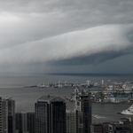 大阪湾上空に発生した「アーチ雲」（撮影・金居光由）