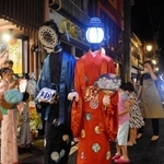昨年の豊岡演劇祭ではさまざまなパフォーマンスも人気を呼んだ＝豊岡市城崎町湯島