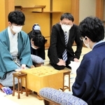 感想戦で戦いを振り返る藤井聡太王位（左）と豊島将之竜王＝１９日午後、大阪市福島区、関西将棋会館