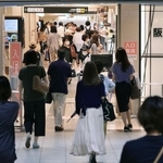 兵庫県の要請に従い、地階フロアの利用客数に上限を設けた神戸阪急。出入り口で客数を管理しながら状況に応じて制限する予定という＝２０日午後、神戸市中央区小野柄通８（撮影・小林良多）