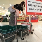 兵庫県内の大型商業施設では入場制限などの取り組みが強化され、設定した客数の上限に合わせて、食料品売り場に置く買い物かごの数を減らした百貨店もあった＝２０日午後、加古川市加古川町篠原町、加古川ヤマトヤシキ（撮影・小林良多）