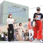 兵庫県に４度目の緊急事態宣言が発令されてから、初の週末。神戸市中央区のＪＲ三ノ宮駅前では、休日らしい装いで街に繰り出す人の姿が見られた＝２１日午前、同市中央区布引町４（撮影・吉田敦史）