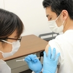 兵庫県内でトップを切って始まった神戸市看護大での接種＝６月２１日、神戸市西区学園西町３