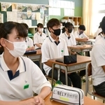 校内放送で始業式のあいさつを聞く生徒たち＝２３日午前、明石市魚住町金ケ崎（撮影・坂井萌香）