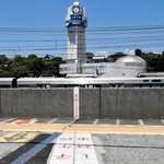 東経１３５度線の通り道に合わせてタイルが張られている山陽電鉄人丸前駅。同電鉄は、標準時設定１３５年に合わせて明石市が企画したスタンプラリーに協力している＝明石市大蔵天神町