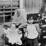 現地で撮った幼い長田さん（右）と弟の写真。父が服に入れて持ち帰ったといい「北朝鮮での写真はこれしかない」（長田さん提供）