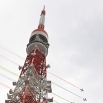 鮮やかなスモークで航跡を残して飛行するブルーインパルス＝２４日午後２時８分、東京都港区芝公園４（撮影・吉田敦史）