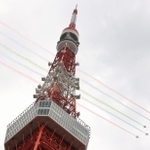 鮮やかなスモークで航跡を残して飛行するブルーインパルス＝２４日午後２時８分、東京都港区芝公園４（撮影・吉田敦史）