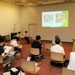 会見では、松方コレクションの「ガラス乾板」と比較して同一作品である可能性が高いことが示された＝２４日午後、姫路市立美術館（撮影・大山伸一郎）