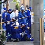 山口組の分裂から６年。今月、神戸市兵庫区の住宅街で起きた発砲事件で、現場を調べる兵庫県警の捜査員ら＝５日午後、同市兵庫区三石通