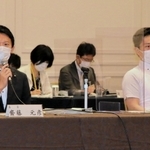 関西広域連合の会議で発言する斎藤元彦兵庫県知事（左端）。隣に座った吉村洋文大阪府知事とは就任後、初めて対面した＝２６日午後、京都市中京区