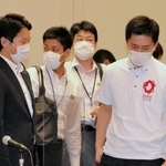 関西広域連合の会議後、吉村洋文大阪府知事（右から２人目）と立ち話をする斎藤元彦兵庫県知事（左から２人目）＝２６日午後、京都市中京区
