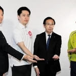 緊急事態宣言対象地域の３府県知事とメッセージ動画の収録に臨む兵庫県の斎藤元彦知事（左端）＝２６日午後、京都市中京区