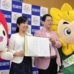 災害時の連携協定を結んだ尼崎市の稲村和美市長（左）と県弁護士会の津久井進会長＝尼崎市役所