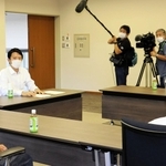 自らの司会進行で学生らと意見交換する斎藤元彦知事＝神戸市西区学園西町８
