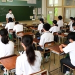 兵庫県内では最も早く、８月２３日に始業式を開いた中学校＝明石市内