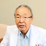 コロナ後遺症外来を担当し、「ブレインフォグを知って感染後は注意を」と語る夏目重厚副院長＝神戸市兵庫区大開通９、吉田病院