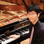 「音楽でも患者を癒やせる医師になりたい」と話す沢田蒼梧さん＝神戸市中央区、神戸新聞松方ホール（撮影・吉田敦史）