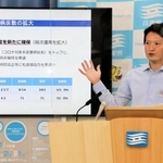 新型コロナウイルスに対応する病床の拡大を発表する斎藤元彦知事＝３０日午後、兵庫県庁